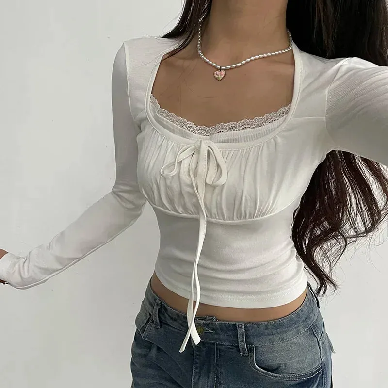 Weißes Spitzen-T-Shirt im K-Fashion Stil mit süßen Falten