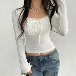 Weißes Spitzen-T-Shirt im K-Fashion Stil mit süßen Falten